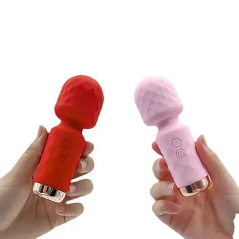 Żewġ idejn iżommu Mini Massage Wand aħmar u roża b'10 Veloċitajiet - Vibratur Klitorali Qawwi b'Tbaħħir Ħieles u Ippakkjar Diskret.